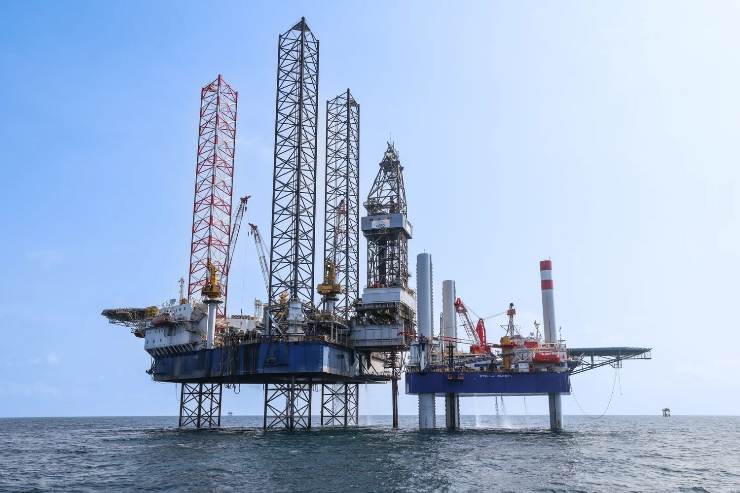 Pompe à pétrole utilisée comme image de couverture du livre de référence sur les ressources pétrolières ouest-africaines